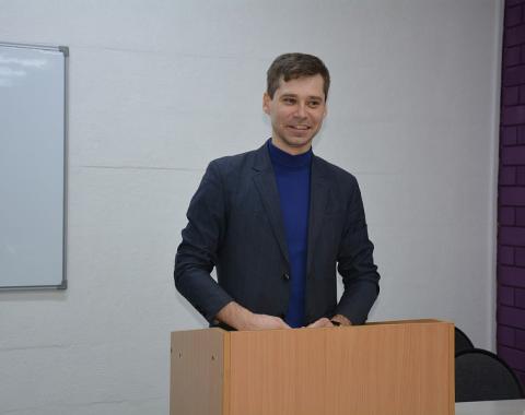 «It works»: преподаватель Академии – победитель конкурса научно-популярного стендапа