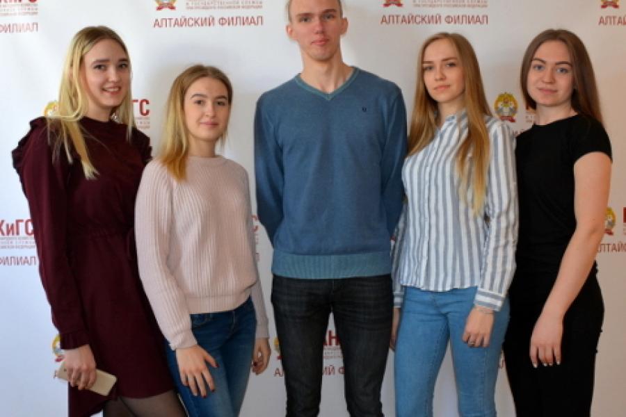 Студенты Академии получили сертификаты от АКИПКРО