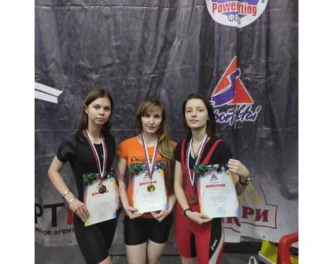 Преподаватель и студентки Академии успешно выступили на Кубке Московского края по жиму штанги лежа
