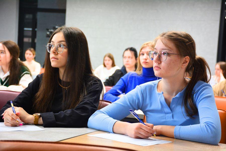 Проверьте свою грамотность на «Тотальном диктанте» в Академии