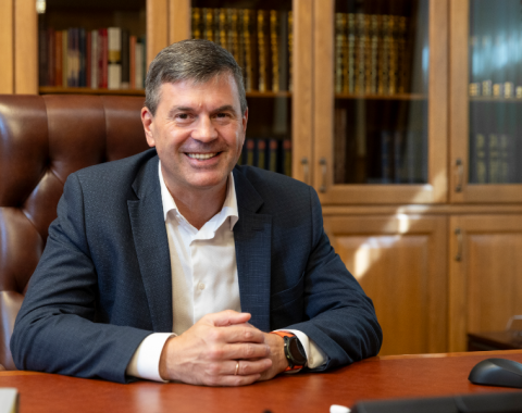Ректор Президентской академии Алексей Комиссаров поздравляет выпускников с окончанием обучения!