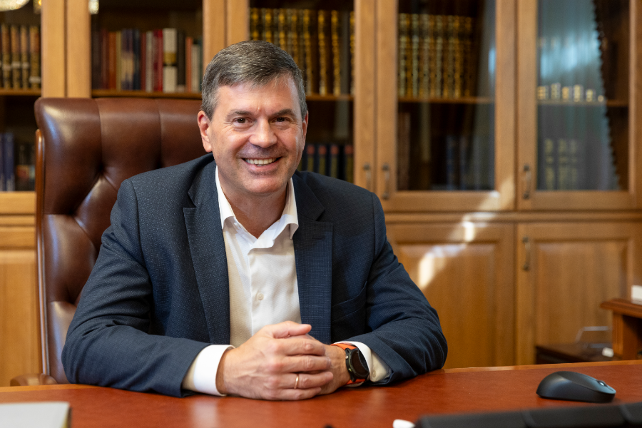 Ректор Президентской академии Алексей Комиссаров поздравляет выпускников с окончанием обучения!